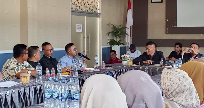 Dedi Syahputra anggota DPRK Aceh Barat Daya dari Partai Gerindra saat menyampaikan hasil temuannya saat Pansus. Foto. Dok. Teukunizar/noa.co.id
