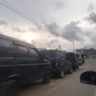 Antrian mobil tua diduga digunakan untuk langsira BBM subsidi di salah satu SPBU di Kabupaten Abdya. Foto. Teukunizar/noa.co.id