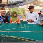 Keuchik Khairuddin saat menerima kunjungan Ketua Forum Peningkatan Konsumsi Ikan (Forikan) Kabupaten Aceh Barat Daya (Abdya), Ratna Sari Dewi. Foto. Dok. Teukunizar/noa.co.id