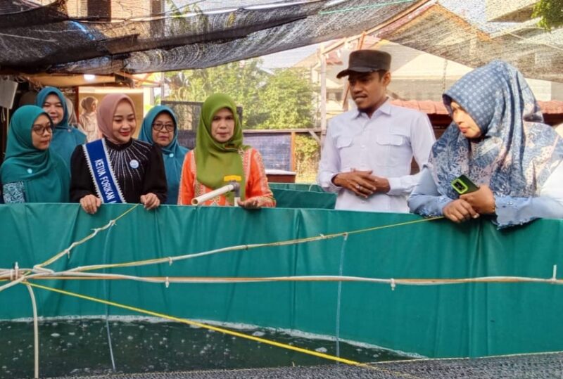Keuchik Khairuddin saat menerima kunjungan Ketua Forum Peningkatan Konsumsi Ikan (Forikan) Kabupaten Aceh Barat Daya (Abdya), Ratna Sari Dewi. Foto. Dok. Teukunizar/noa.co.id