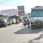 Truk dan sejumlah mobil mengambil sisi kiri dan kanan badan jalan saat mengantri BBM di SPBU. Foto. Dok. Teukunizar/noa.co.id