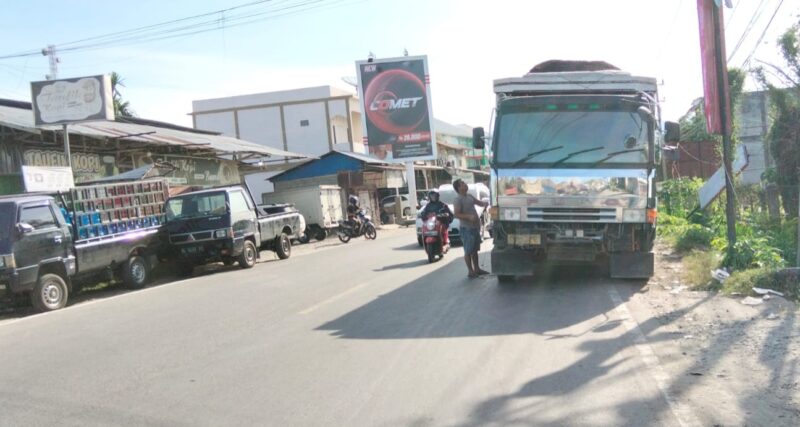 Truk dan sejumlah mobil mengambil sisi kiri dan kanan badan jalan saat mengantri BBM di SPBU. Foto. Dok. Teukunizar/noa.co.id