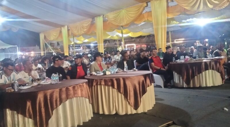 Bupati dan Wakil Bupati Nagan Raya nonton bareng final piala dunia di  Alun-alun Suka Makmue. Foto. Dok. Teukunizar/noa.co.id
