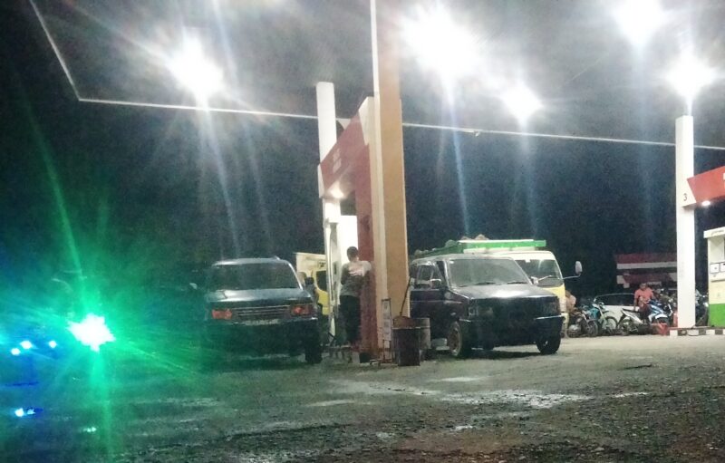 Aktifitas pengisian BBM di salah satu SPBU di Kabupaten Aceh Barat Daya. Foto. Dok. Teukunizar/noa.co.id