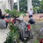 Pegawai dan staf kantor Bapperida Aceh Barat Daya gotong royong dalam rangka HUT Kemerdekaan RI sekaligus menindaklanjuti himbauan bupati. Foto. Dok. Teukunizar/noa.co.id