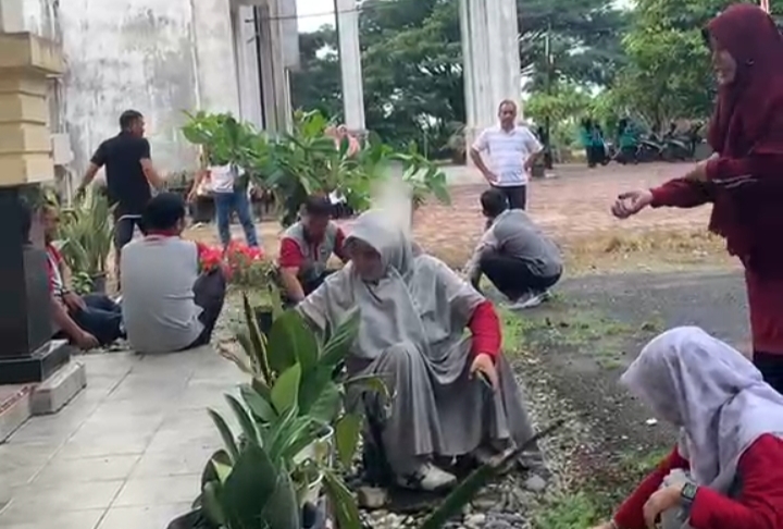 Pegawai dan staf kantor Bapperida Aceh Barat Daya gotong royong dalam rangka HUT Kemerdekaan RI sekaligus menindaklanjuti himbauan bupati. Foto. Dok. Teukunizar/noa.co.id