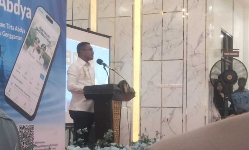 Bupati Safaruddin saat melaunching aplikasi My Tirta Abdya di Lobi Kantor Bupati setempat. Foto. Dok. Teukunizar/noa.co.id