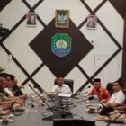 Bupati Safaruddin memimpin rapat koordinasi dengan pihak SPBU terkait BBM subsidi. Foto. Dok. Teukunizar/noa.co.id