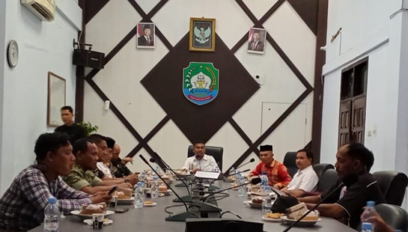 Bupati Safaruddin memimpin rapat koordinasi dengan pihak SPBU terkait BBM subsidi. Foto. Dok. Teukunizar/noa.co.id