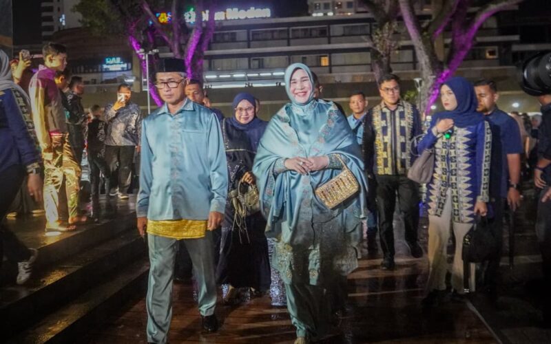 Wali Kota Banda Aceh, Illiza Sa’aduddin Djamal, menghadiri Gala Dinner Rakernas APEKSI XVIII di Lapangan Merdeka, Medan, Selasa (30/6/2026) malam. Foto: Dok. Diskominfo Kota Banda Aceh