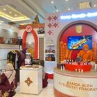 Stand Pemerintah Kota Banda Aceh menampilkan berbagai produk unggulan Industri Kecil Menengah (IKM) pada Indonesia City Expo 2026 di Hotel Santika Medan. Foto: Dok. Diskominfo Kota Banda Aceh