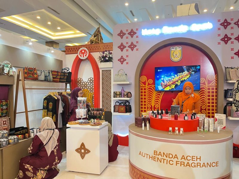 Stand Pemerintah Kota Banda Aceh menampilkan berbagai produk unggulan Industri Kecil Menengah (IKM) pada Indonesia City Expo 2026 di Hotel Santika Medan. Foto: Dok. Diskominfo Kota Banda Aceh
