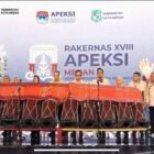 Wali Kota Banda Aceh, Illiza Sa'aduddin Djamal, bersama Wakil Menteri Dalam Negeri RI, Ketua APEKSI, dan sejumlah kepala daerah melakukan pemukulan Gordang Sambilan sebagai simbol pembukaan Rakernas XVIII APEKSI di Grand City Hall Medan, Rabu (1/7/2026). Foto: Dok. Prokopim Kota Banda Aceh