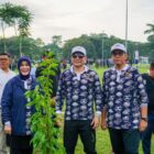 Wali Kota Banda Aceh, Illiza Sa'aduddin Djamal, mengikuti aksi penanaman Pohon Kenanga bersama para kepala daerah pada rangkaian Rakernas XVIII APEKSI 2026 di Taman Cadika, Medan, Kamis (2/7/2026). Foto: Dok. Diskominfo Kota Banda Aceh