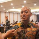 Kepala Dinas Penanaman Modal dan Pelayanan Terpadu Satu Pintu (DPMPTSP) Kota Banda Aceh, M. Ichsan, memberikan keterangan kepada awak media usai mengikuti Forum Bisnis dan Investasi dalam rangka Rakernas XVIII APEKSI 2026 di Hotel Santika Premiere Dyandra, Medan, Kamis (2/7/2026). Foto: Dok. Diskominfo Kota Banda Aceh