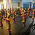 Delegasi Kota Banda Aceh menampilkan atraksi seni dan budaya pada Karnaval Nusantara Rakernas XVIII APEKSI 2026 di Kota Medan, Kamis (2/7/2026). Foto: Dok. Diskominfo Kota Banda Aceh