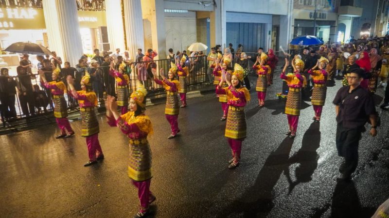 Delegasi Kota Banda Aceh menampilkan atraksi seni dan budaya pada Karnaval Nusantara Rakernas XVIII APEKSI 2026 di Kota Medan, Kamis (2/7/2026). Foto: Dok. Diskominfo Kota Banda Aceh