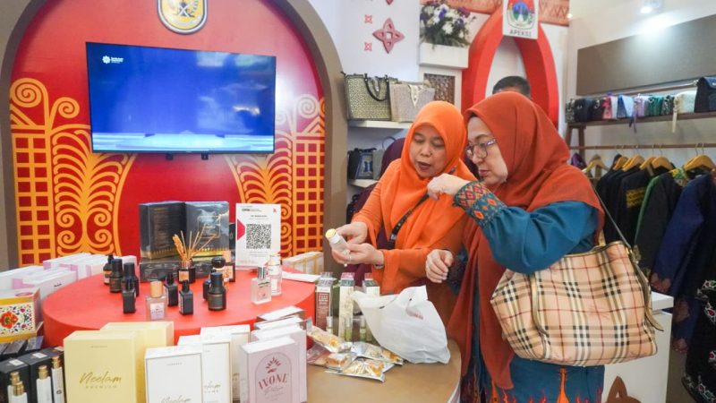 Pengunjung berkunjung ke Stand Dekranasda Kota Banda Aceh pada Indonesia City Expo APEKSI XVIII di Medan, Jumat (3/7/2026). Foto: Dok. Diskominfo Kota Banda Aceh 