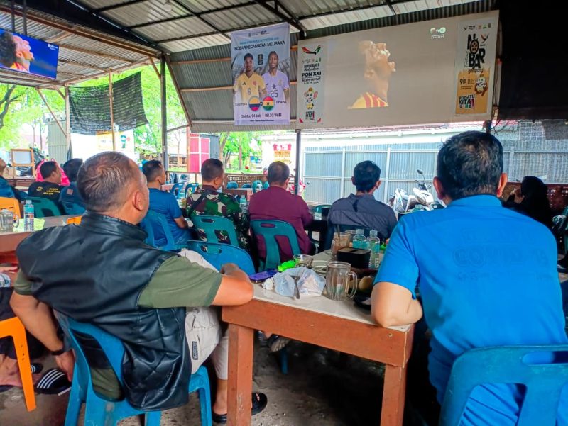 Masyarakat bersama unsur Forkopimcam dan aparatur gampong mengikuti nonton bareng FIFA World Cup 2026 di Warkop Fadhlun Kupi, Gampong Blang Oi, Kecamatan Meuraxa, Sabtu (4/7/2026). Foto: Dok. Diskominfo Kota Banda Aceh
