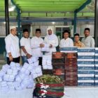 Plt Kepala Dinas Pendidikan Dayah Aceh, Muhsin, S.Pd.I., M.Pd.I., menyerahkan bantuan kepada Dayah Rahmatul Huda di Gampong Pante, Kecamatan Lhoksukon, Kabupaten Aceh Utara, Jumat (3/7/2026). Foto: Dok. Istimewa 