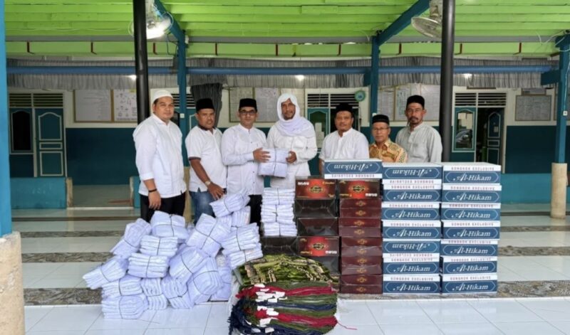 Plt Kepala Dinas Pendidikan Dayah Aceh, Muhsin, S.Pd.I., M.Pd.I., menyerahkan bantuan kepada Dayah Rahmatul Huda di Gampong Pante, Kecamatan Lhoksukon, Kabupaten Aceh Utara, Jumat (3/7/2026). Foto: Dok. Istimewa 