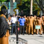 Wali Kota Banda Aceh Illiza Sa'aduddin Djamal memimpin apel gabungan ASN Pemerintah Kota Banda Aceh yang dirangkai dengan peringatan Hari Keluarga Nasional (Harganas) ke-33 di halaman Balai Kota Banda Aceh, Senin (6/7/2026). Foto: Dok. Prokopim Kota Banda Aceh