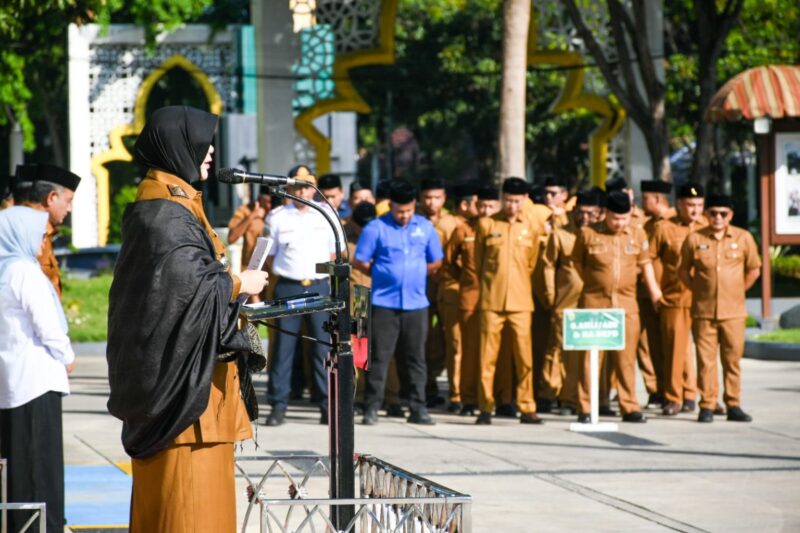 Wali Kota Banda Aceh Illiza Sa'aduddin Djamal memimpin apel gabungan ASN Pemerintah Kota Banda Aceh yang dirangkai dengan peringatan Hari Keluarga Nasional (Harganas) ke-33 di halaman Balai Kota Banda Aceh, Senin (6/7/2026). Foto: Dok. Prokopim Kota Banda Aceh