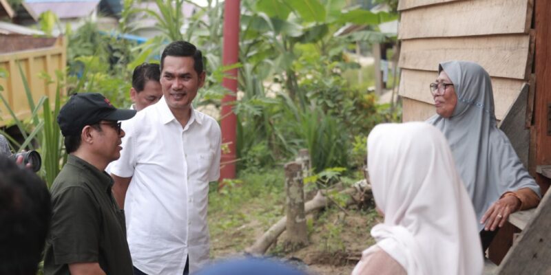 Sekda Aceh, M. Nasir, S.iP, MPA, selaku Ketua Keluarga Alumni Universitas Gadjah Mada (Kagama) Aceh, saat mendampingi Wamenkomdigi RI, yang juga menjabat sebagai Sekjen Kagama Pusat, Nezar Patria, S.Fil, M.Sc, MBA, dan Rektor Universitas Gadjah Mada (UGM) Prof. dr. Ova Emilia, M.Med.Ed., Sp.OG(K)., Ph.D, meninjau Huntara Bantuan Relawan KAGAMA di Desa Sekumur, Kec. Sekerak, Kab. Aceh Tamiang, Minggu, (5/7/2026). Foto: Dok. Biro Adpim Setda Aceh