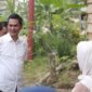 Sekda Aceh, M. Nasir, S.iP, MPA, selaku Ketua Keluarga Alumni Universitas Gadjah Mada (Kagama) Aceh, saat mendampingi Wamenkomdigi RI, yang juga menjabat sebagai Sekjen Kagama Pusat, Nezar Patria, S.Fil, M.Sc, MBA, dan Rektor Universitas Gadjah Mada (UGM) Prof. dr. Ova Emilia, M.Med.Ed., Sp.OG(K)., Ph.D, meninjau Huntara Bantuan Relawan KAGAMA di Desa Sekumur, Kec. Sekerak, Kab. Aceh Tamiang, Minggu, (5/7/2026). Foto: Dok. Biro Adpim Setda Aceh