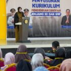 Wali Kota Banda Aceh Illiza Sa’aduddin Djamal membuka Sosialisasi Draft Penyusunan Kurikulum Diniyah di Aula Tekkomdik Kota Banda Aceh, Senin (6/7/2026). Foto: Dok. Diskominfo Kota Banda Aceh