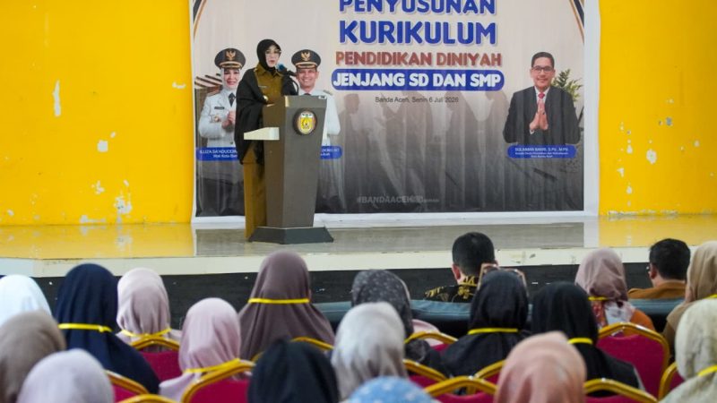 Wali Kota Banda Aceh Illiza Sa’aduddin Djamal membuka Sosialisasi Draft Penyusunan Kurikulum Diniyah di Aula Tekkomdik Kota Banda Aceh, Senin (6/7/2026). Foto: Dok. Diskominfo Kota Banda Aceh