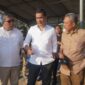 Sekda Aceh, M. Nasir, S.IP., MPA, didampingi Asisten Perekonomian dan Pembangunan Sekda Aceh, Ir. T. Robby Irza, S.SiT, MT, saat meninjau langsung pelaksanaan rehabilitasi lahan sawah sebagai upaya percepatan pemulihan sektor pertanian pascabencana hidrometeorologi, di Gampong Matang Seupeng, Kecamatan Simpang Ulim, Kabupaten Aceh Timur, Senin (6/7/2026). Foto: Dok. Biro Adpim Setda Aceh
