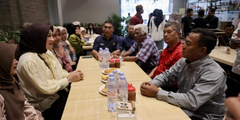 Ketua TP PKK Aceh, Ny. Marlina Muzakir, didampingi Ketua Staf Ahli TP-PKK Aceh, Ny. Mukarramah Fadhlullah, beserta sejumlah pengurus TP-PKK Aceh, saat melakukan silaturahmi dengan Ikatan Masyarakat Aceh (IMA) Makassar di Kota Makassar, Sulawesi Selatan, Rabu (8/7/2026). Foto: Dok. Biro Adpim Setda Aceh