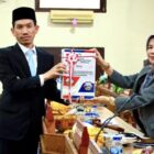 Bupati Aceh Barat Tarmizi SP, MM menyerahkan dokumen Rancangan Qanun Pertanggungjawaban Pelaksanaan APBK Tahun Anggaran 2025 kepada pimpinan DPRK Aceh Barat dalam Rapat Paripurna III Masa Sidang II di ruang sidang utama DPRK Aceh Barat, Selasa (7/7/2026). Foto: Dok. Pemkab Aceh Barat