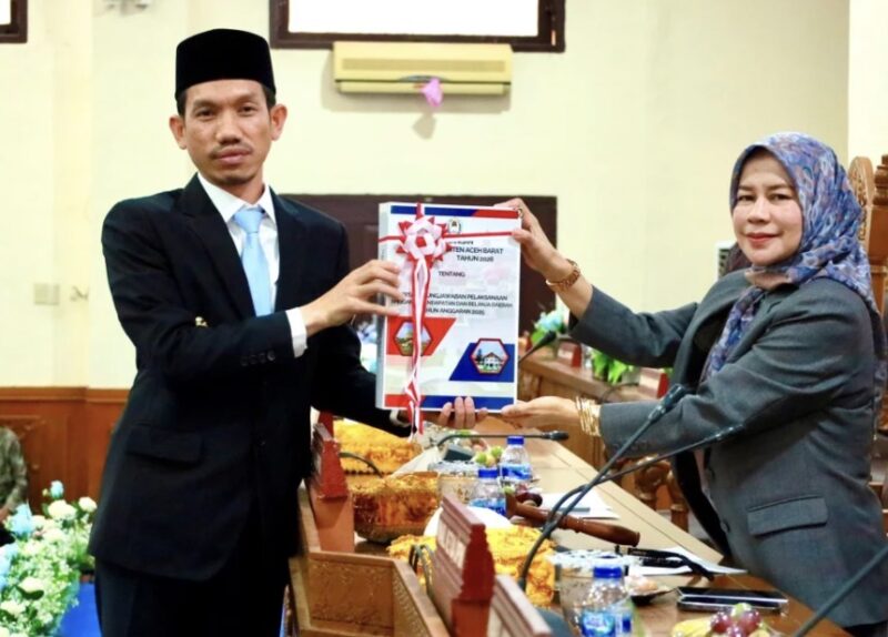 Bupati Aceh Barat Tarmizi SP, MM menyerahkan dokumen Rancangan Qanun Pertanggungjawaban Pelaksanaan APBK Tahun Anggaran 2025 kepada pimpinan DPRK Aceh Barat dalam Rapat Paripurna III Masa Sidang II di ruang sidang utama DPRK Aceh Barat, Selasa (7/7/2026). Foto: Dok. Pemkab Aceh Barat