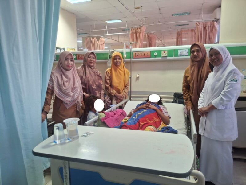 Dinas Sosial Kota Banda Aceh melakukan pendampingan terhadap seorang ibu yang menjalani perawatan di RSUDZA serta mengevakuasi tiga anaknya ke Rumah Singgah Lamjabat, Selasa (7/7/2026). Foto: Dok. Diskominfo Kota Banda Aceh