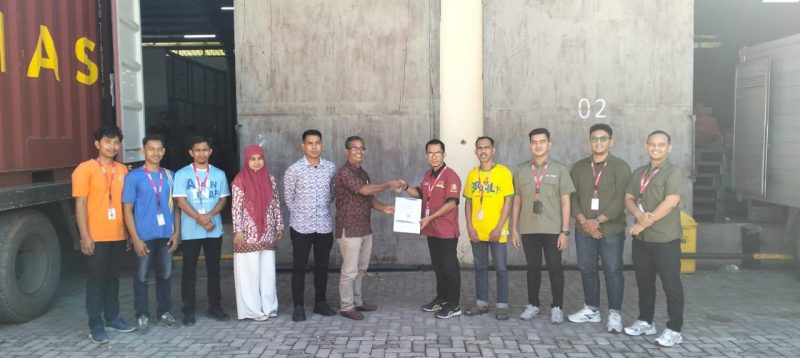 Dinas Tenaga Kerja Kota Banda Aceh menyerahkan dokumen pencatatan Lembaga Kerja Sama (LKS) Bipartit kepada manajemen PT Sumber Alfaria Trijaya Tbk (Alfamart) Area Banda Aceh sebagai tanda resmi beroperasinya forum komunikasi antara pengusaha dan pekerja, Kamis (9/7/2026). Foto: Dok. Diskominfo Kota Banda Aceh