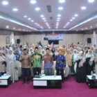 Ketua Komisi IV DPRK Banda Aceh, Farid Nyak Umar, berfoto bersama ratusan peserta usai menggelar Reses II Masa Persidangan III Tahun 2026 bersama perwakilan 17 Majelis Taklim se-Kecamatan Kuta Alam di Aula Bapelkes Aceh, Kamis (2/7/2026). Foto: Dok. DPRK Banda Aceh
