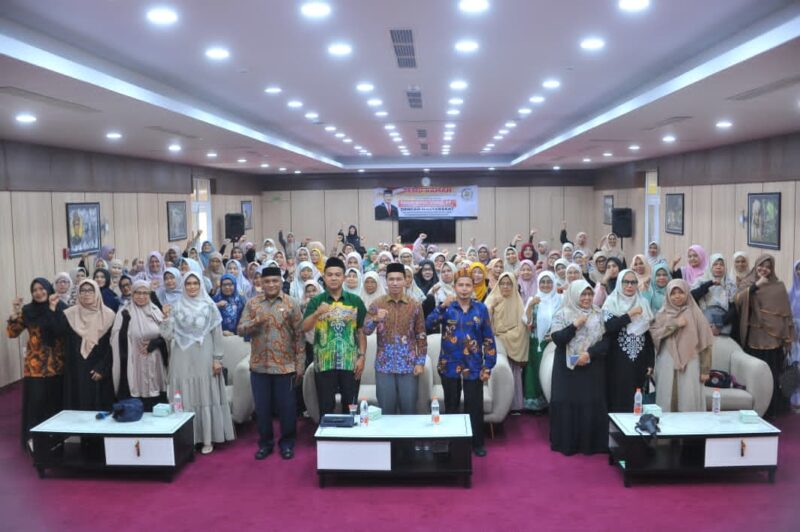 Ketua Komisi IV DPRK Banda Aceh, Farid Nyak Umar, berfoto bersama ratusan peserta usai menggelar Reses II Masa Persidangan III Tahun 2026 bersama perwakilan 17 Majelis Taklim se-Kecamatan Kuta Alam di Aula Bapelkes Aceh, Kamis (2/7/2026). Foto: Dok. DPRK Banda Aceh