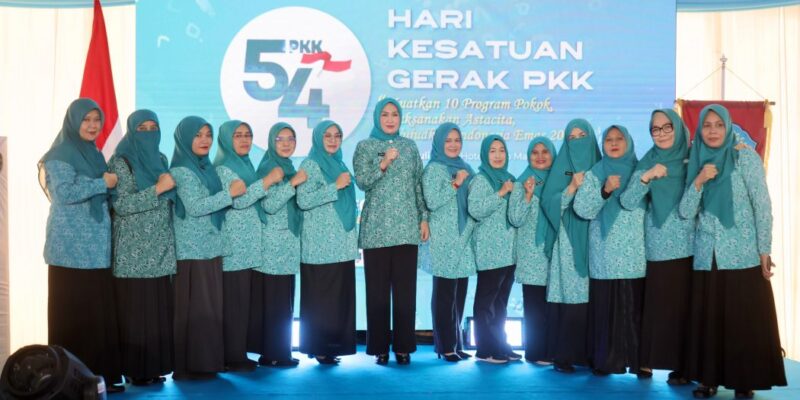 Ketua TP PKK Aceh, Ny. Marlina Muzakir, berfoto bersama Ketua TP PKK dan Ketua Dekranasda dari berbagai provinsi usai pembukaan Hari Kesatuan Gerak (HKG) PKK Nasional ke-54 dan HUT Dekranas ke-46 di Hotel Claro, Makassar, Kamis (9/7/2026). Foto: Dok. Biro Adpim Setda Aceh