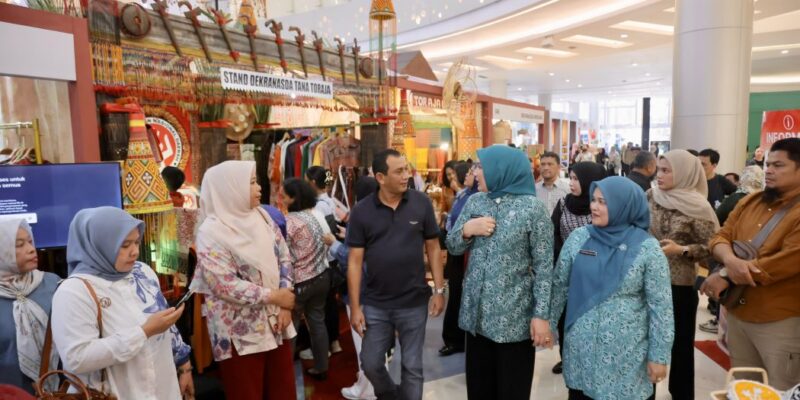 Ketua Dekranasda Aceh, Ny. Marlina Muzakir, didampingi Wakil Ketua Dekranasda Aceh, Ny. Mukarramah Fadhlullah dan Kepala Dinas Perindustrian dan Perdagangan Aceh, T. Adi Darma, ST, saat meninjau Stand Dekranasda Aceh pada Pameran Kriya dan Wastra Dekranasda se-Indonesia yang menjadi bagian dari rangkaian peringatan HUT Dekranas ke-46. M di Trans Studio Mall, Makassar, Sulawesi Selatan, Kamis (9/7/2026). Foto: Dok. Biro Adpim Setda Aceh