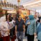 Ketua Dekranasda Aceh, Ny. Marlina Muzakir, didampingi Wakil Ketua Dekranasda Aceh, Ny. Mukarramah Fadhlullah dan Kepala Dinas Perindustrian dan Perdagangan Aceh, T. Adi Darma, ST, saat meninjau Stand Dekranasda Aceh pada Pameran Kriya dan Wastra Dekranasda se-Indonesia yang menjadi bagian dari rangkaian peringatan HUT Dekranas ke-46. M di Trans Studio Mall, Makassar, Sulawesi Selatan, Kamis (9/7/2026). Foto: Dok. Biro Adpim Setda Aceh