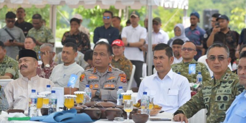 Sekda Aceh, M. Nasir, S.IP, MPA, bersama Forkopimda Aceh saat mengikuti secara virtual acara Peresmian Bendungan Rukoh Pidie, Bendungan Keureuto Aceh Utara Provinsi Aceh, Bendungan Sidan Provinsi Bali, Bendungan Jlantah Provinsi Jawa Tengah serta Bendungan Meninting Lombok Barat NTB, yang diresmikan Oleh Presiden RI, Prabowo Subianto di Provinsi NTB, dari Bendungan Rukoh, Kabupaten Pidie, Jum'at, (10/7/2026). Foto: Dok. Biro Adpim Setda Aceh
