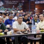 Plt Sekda Aceh Barat, Kurdi, bersama Ketua DPRK Aceh Barat menghadiri nonton bareng Piala Dunia 2026 yang digelar Pemkab Aceh Barat di Warkop Meulaboh Premium, Jumat (10/7/2026). Foto: Dok. Pemkab Aceh Barat