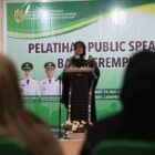 Wali Kota Banda Aceh, Illiza Sa’aduddin Djamal, membuka Pelatihan Public Speaking bagi 50 istri keuchik dan penggerak PKK gampong di Hotel Al-Hanifi, Jumat (10/7/2026). Foto: Dok. Prokopim Kota Banda Aceh