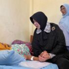 Wali Kota Banda Aceh, Illiza Sa’aduddin Djamal, menjenguk warga penderita tumor hati di Rumah Singgah Lamjabat sekaligus memberikan dukungan moral dan bantuan biaya sewa rumah, Jumat (10/7/2026). Foto: Dok. Diskominfo Kota Banda Aceh