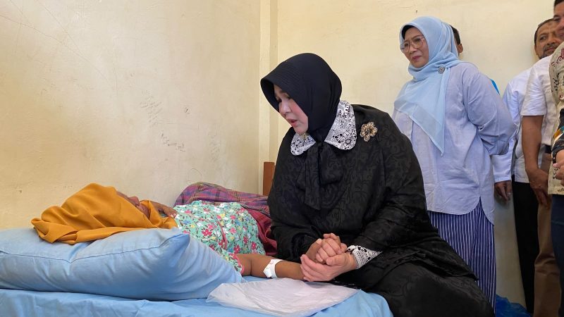 Wali Kota Banda Aceh, Illiza Sa’aduddin Djamal, menjenguk warga penderita tumor hati di Rumah Singgah Lamjabat sekaligus memberikan dukungan moral dan bantuan biaya sewa rumah, Jumat (10/7/2026). Foto: Dok. Diskominfo Kota Banda Aceh