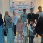 Wali Kota Banda Aceh, Illiza Sa’aduddin Djamal, menyerahkan bantuan perlengkapan sekolah kepada anak-anak yatim di Kecamatan Kuta Alam, Jumat (10/7/2026). Foto: Dok. Diskominfo Kota Banda Aceh