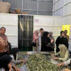 Wali Kota Banda Aceh mengapresiasi pelaku UMKM Capli Sambal Ijo yang berhasil mempertahankan cita rasa khas Aceh sekaligus memperluas pemasaran produk ke berbagai daerah, Kamis (9/7/2026). Foto: Dok. Diskominfo Kota Banda Aceh
