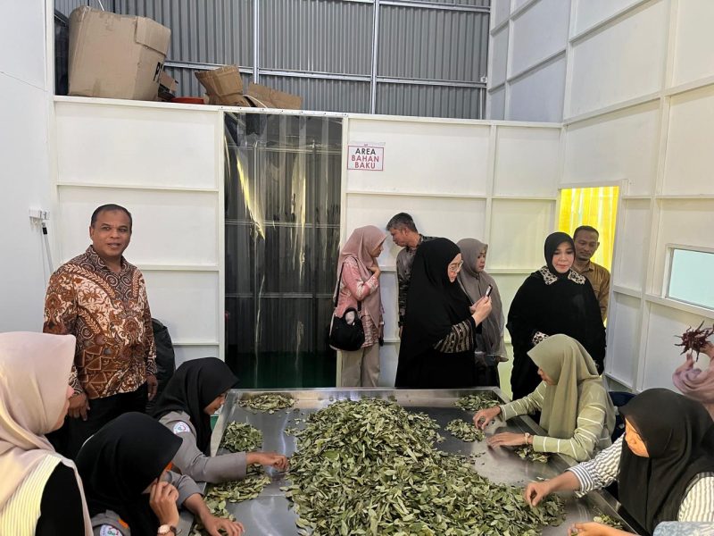 Wali Kota Banda Aceh mengapresiasi pelaku UMKM Capli Sambal Ijo yang berhasil mempertahankan cita rasa khas Aceh sekaligus memperluas pemasaran produk ke berbagai daerah, Kamis (9/7/2026). Foto: Dok. Diskominfo Kota Banda Aceh